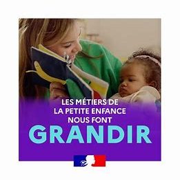 formation petite enfance Femme tenant une chaussure, interagissant avec un enfant, avec un texte sur l'enfance.
